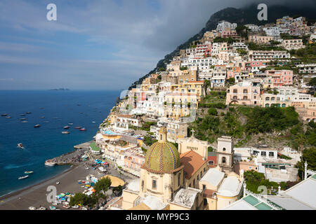 Vista sul resort di Positano Positano, la Costiera Amalfitana, Campania, Italia, Europa Foto Stock