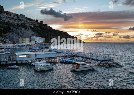 Marina Grande al tramonto, Sorrento, la Costiera Amalfitana, Campania, Italia, Europa Foto Stock