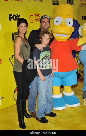 Luke Perry con la moglie e il figlio - xx ann. Parte I Simpson al Barker appendiabiti in Los Angeles.02 PerryLuke moglie figlio 02 evento nella vita di Hollywood - California, tappeto rosso Evento, STATI UNITI D'AMERICA, industria cinematografica, celebrità, fotografia, Bestof, arte cultura e intrattenimento, celebrità moda, migliori della vita di Hollywood, evento nella vita di Hollywood - California, moquette rossa e dietro le quinte, musica celebrità, Topix, coppia, famiglia ( marito e moglie ) e i bambini- figli, fratelli e sorelle inchiesta tsuni@Gamma-USA.com, Credito Tsuni / USA, 2006-2009 Foto Stock