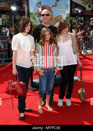 Bruce Willis e le figlie di arrivare al oltre la siepe Premiere al Westwood Theatre di Los Angeles. Aprile 30, 2006.02 WillisBruce figlie037 evento nella vita di Hollywood - California, tappeto rosso Evento, STATI UNITI D'AMERICA, industria cinematografica, celebrità, fotografia, Bestof, arte cultura e intrattenimento, celebrità moda, migliori della vita di Hollywood, evento nella vita di Hollywood - California, moquette rossa e dietro le quinte, musica celebrità, Topix, coppia, famiglia ( marito e moglie ) e i bambini- figli, fratelli e sorelle inchiesta tsuni@Gamma-USA.com, Credito Tsuni / USA, 2006-2009 Foto Stock