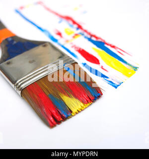 Spazzola di vernice e pittura multicolore Foto Stock