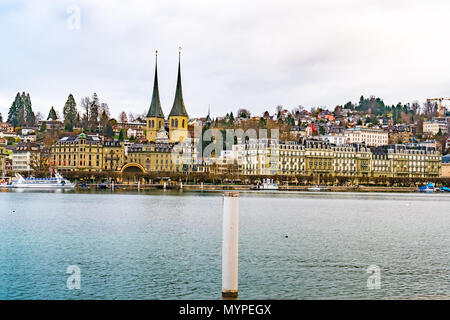 Lucerna, Svizzera - 30 Marzo 2018 : paesaggio urbano del centro storico della città di Lucerna con la chiesa di San Leodegar e il lago di Lucerna in Switzerla Foto Stock