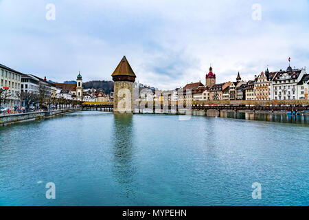 Lucerna, Svizzera - 30 Marzo 2018 : vista dell'edificio europeo della storica città vecchia di Lucerna con il Ponte della Cappella in legno e il lago di L Foto Stock