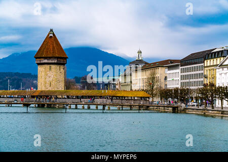 Lucerna, Svizzera - 30 Marzo 2018 : Vista del centro storico della città di Lucerna con il famoso Ponte della Cappella e il Lago di Lucerna in Svizzera Foto Stock