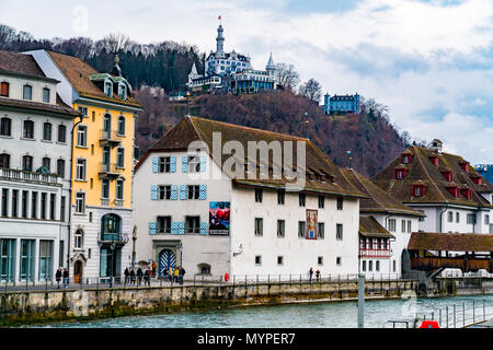 Lucerna, Svizzera - 30 Marzo 2018 : vista dell'edificio nel centro della città vecchia con il Castello Gutsch in Lucerna svizzera Foto Stock