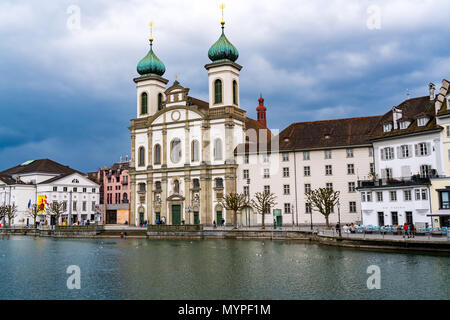 Lucerna, Svizzera - 30 Marzo 2018 : Vista del centro storico di Lucerna con la barocca chiesa gesuita San Francesco Saverio e il lago. Foto Stock