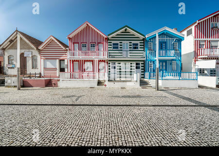 Graziose case provinciali a strisce. Costa Nova Beach, Aveiro, Portogallo, Foto Stock