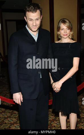 Heath Ledger e la moglie Michelle Williams arrivando a 58th DIRECTOR GUILD AWARDS (DGA) allo Hyatt Century Plaza di Los Angeles. Gennaio 28, 2006.10 LedgerHeath WilliamsM evento nella vita di Hollywood - California, tappeto rosso Evento, STATI UNITI D'AMERICA, industria cinematografica, celebrità, fotografia, Bestof, arte cultura e intrattenimento, celebrità moda, migliori della vita di Hollywood, evento nella vita di Hollywood - California, moquette rossa e dietro le quinte, musica celebrità, Topix, coppia, famiglia ( marito e moglie ) e i bambini- figli, fratelli e sorelle inchiesta tsuni@Gamma-USA.com, Credito Tsuni / USA, 2006-2009 Foto Stock