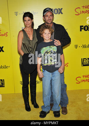 Luke Perry con la moglie e il figlio - xx ann. Parte I Simpson al Barker appendiabiti in Los Angeles.10 PerryLuke moglie figlio 10 evento nella vita di Hollywood - California, tappeto rosso Evento, STATI UNITI D'AMERICA, industria cinematografica, celebrità, fotografia, Bestof, arte cultura e intrattenimento, celebrità moda, migliori della vita di Hollywood, evento nella vita di Hollywood - California, moquette rossa e dietro le quinte, musica celebrità, Topix, coppia, famiglia ( marito e moglie ) e i bambini- figli, fratelli e sorelle inchiesta tsuni@Gamma-USA.com, Credito Tsuni / USA, 2006-2009 Foto Stock
