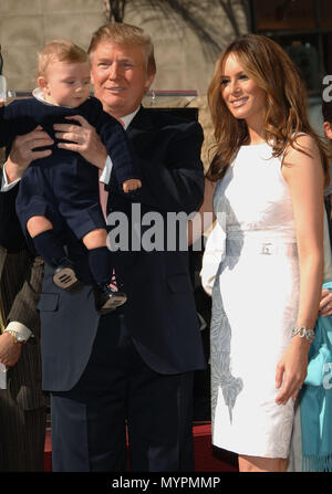 Donald Trump ( con la moglie Melania e figlio BARONE0 ha ricevuto una stella sulla Hollywood Walk of Fame a Los Angeles. Gennaio 16, 2007. 10 TrumpDonald Melania 023 evento nella vita di Hollywood - California, tappeto rosso Evento, STATI UNITI D'AMERICA, industria cinematografica, celebrità, fotografia, Bestof, arte cultura e intrattenimento, celebrità moda, migliori della vita di Hollywood, evento nella vita di Hollywood - California, moquette rossa e dietro le quinte, musica celebrità, Topix, coppia, famiglia ( marito e moglie ) e i bambini- figli, fratelli e sorelle inchiesta tsuni@Gamma-USA.com, Credito Tsuni / USA, 2006-2009 Foto Stock