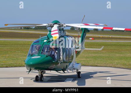 AgustaWestland AW 169 G-SASX dell isola di elicotteri decolla da Lands End aeroporto con i passeggeri a St Mary's, isole Scilly, REGNO UNITO Foto Stock