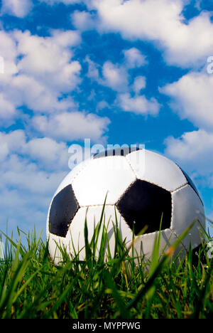Pallone da calcio in erba close up con copia spazio sopra Foto Stock