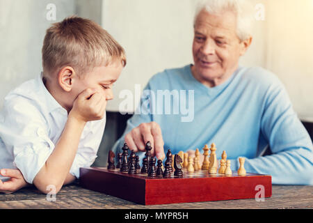 Difficile situazione durante il torneo di scacchi Foto Stock