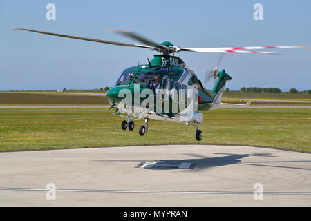 AgustaWestland AW 169 G-SASX dell isola di elicotteri decolla da Lands End aeroporto con i passeggeri a St Mary's, isole Scilly, REGNO UNITO Foto Stock