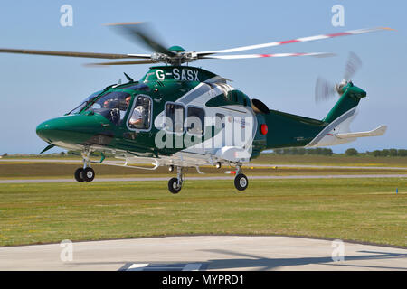 AgustaWestland AW 169 G-SASX dell isola di elicotteri decolla da Lands End aeroporto con i passeggeri a St Mary's, isole Scilly, REGNO UNITO Foto Stock