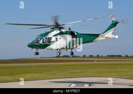 AgustaWestland AW 169 G-SASX dell isola di elicotteri decolla da Lands End aeroporto con i passeggeri a St Mary's, isole Scilly, REGNO UNITO Foto Stock