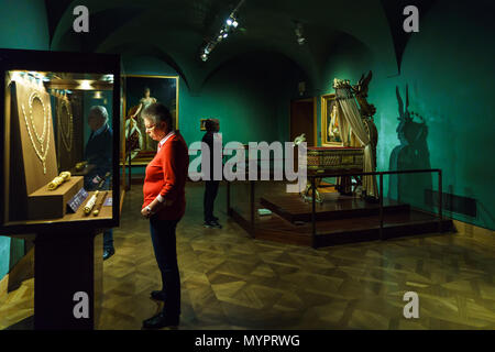 Vienna, Austria - 22 Ottobre 2017: Interno del Tesoro Imperiale o Kaiserliche Schatzkammer presso il palazzo Hofburg Foto Stock