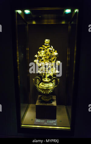 Vienna, Austria - 22 Ottobre 2017: Golden rose nel tesoro imperiale o Kaiserliche Schatzkammer presso il palazzo Hofburg Foto Stock