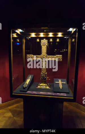 Vienna, Austria - 22 Ottobre 2017: La Santa lancia, particella della vera croce e la croce imperiale nel tesoro imperiale o Kaiserliche Schatzkammer Foto Stock