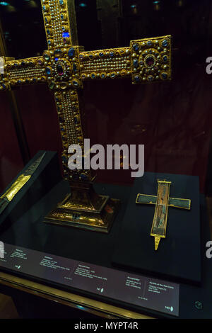 Vienna, Austria - 22 Ottobre 2017: La Santa lancia, particella della vera croce e la croce imperiale nel tesoro imperiale o Kaiserliche Schatzkammer Foto Stock