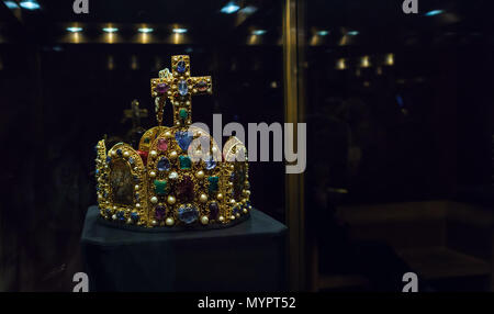 Vienna, Austria - 22 Ottobre 2017: corona imperiale nel tesoro imperiale o Kaiserliche Schatzkammer presso il palazzo Hofburg Foto Stock