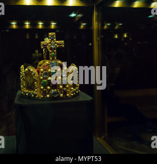 Vienna, Austria - 22 Ottobre 2017: corona imperiale nel tesoro imperiale o Kaiserliche Schatzkammer presso il palazzo Hofburg Foto Stock