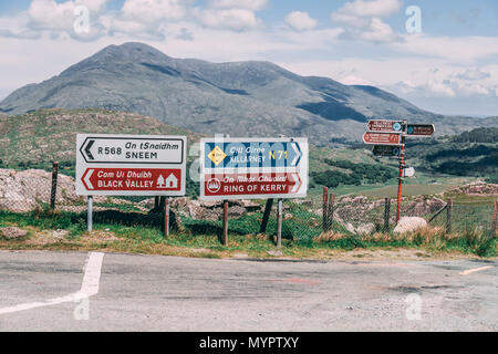 Giugno 4th, 2018 Molls Gap, Irlanda - segnaletica stradale per anello di Kerry in Irlanda Foto Stock