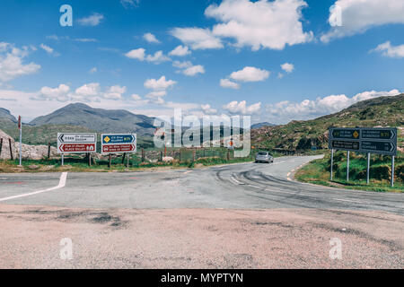 Giugno 4th, 2018 Molls Gap, Irlanda - segnaletica stradale per anello di Kerry in Irlanda Foto Stock