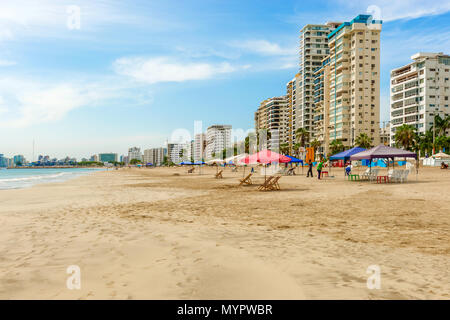 Salinas Ecuador - Aprile13, 2016: moderni edifici condominiali rivolto verso Playa de Chipipe in Salinas Ecuador. Foto Stock