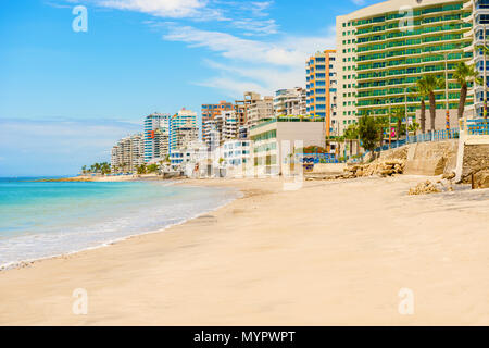 Salinas Ecuador - Aprile13, 2016: condominio moderni edifici affacciati sulla spiaggia di Salinas Ecuador. Foto Stock