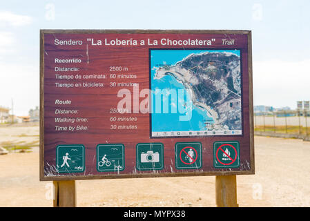 Salinas, Ecuador - 14 Aprile 2016: la scheda di informazioni a La Loberia per La Chocolatera trail in Salinas Ecuador. Foto Stock