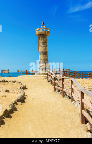 Salinas, Ecuador - 14 Aprile 2016: Il faro a La Chocolatera, il punto della terra che si blocca più in fuori nell'Oceano Pacifico dall'Ecuador. Foto Stock