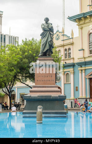 Guayaquil, Ecuador - 15 Aprile 2016: statua di Vicente Rocafuerte davanti la chiesa di San Francisco nel centro di Guayaquil, Ecuador. Rocafuerte w Foto Stock