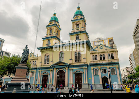 Guayaquil, Ecuador - 15 Aprile 2016: statua di Vicente Rocafuerte davanti la chiesa di San Francisco nel centro di Guayaquil, Ecuador. Rocafuerte w Foto Stock