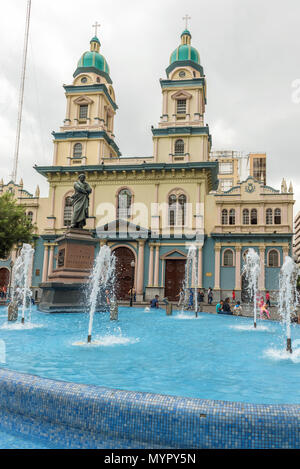 Guayaquil, Ecuador - 15 Aprile 2016: statua di Vicente Rocafuerte davanti la chiesa di San Francisco nel centro di Guayaquil, Ecuador. Rocafuerte w Foto Stock