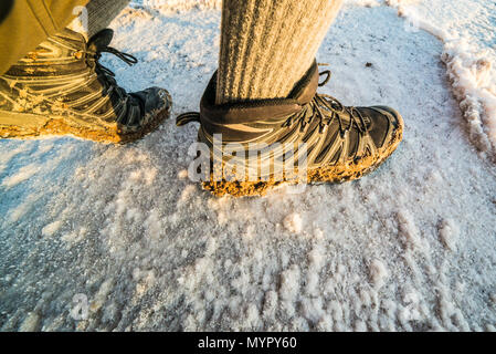 Coperti di fango le scarpe camminando sulle saline nella Death Valley, California Foto Stock