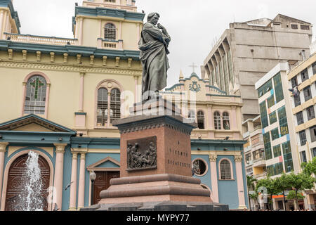 Guayaquil, Ecuador - 15 Aprile 2016: statua di Vicente Rocafuerte davanti la chiesa di San Francisco nel centro di Guayaquil, Ecuador. Rocafuerte w Foto Stock