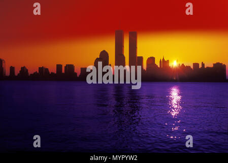 1992 storiche torri gemelle (©MINORU YAMASAKI 1973) skyline del centro del fiume Hudson MANHATTAN NEW YORK CITY USA Foto Stock