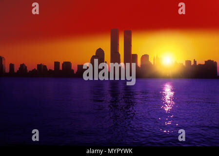 1992 storiche torri gemelle (©MINORU YAMASAKI 1973) skyline del centro del fiume Hudson MANHATTAN NEW YORK CITY USA Foto Stock