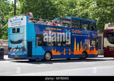 Golden Tours tour bus al Green Park e Piccadilly, Londra, Inghilterra, Regno Unito Foto Stock