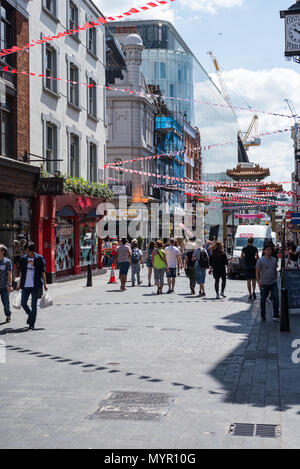 Wardour Street, guardando verso Chinatown Gate, Soho, London, England, Regno Unito Foto Stock