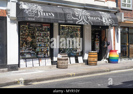 Gerry del vino e delle bevande spiritose. Un archivio indipendente in Old Compton Street, Soho, Londra, specializzato in esotici e liquori rari Foto Stock