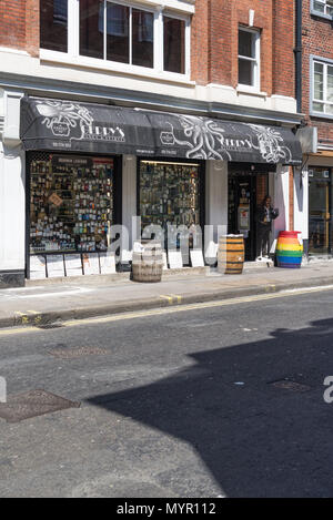 Gerry del vino e delle bevande spiritose. Un archivio indipendente in Old Compton Street, Soho, Londra, specializzato in esotici e liquori rari Foto Stock