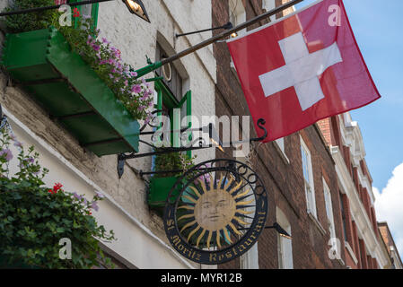 Segno e bandiera svizzera al di fuori di San Moritz ristorante, Wardour Street, Soho, London, England, Regno Unito Foto Stock