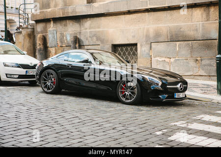 Praga, 21 Settembre 2017: una moderna e affidabile sovralimentato sport auto Mercedes è parcheggiato sulla strada della citta'. Auto di lusso Foto Stock