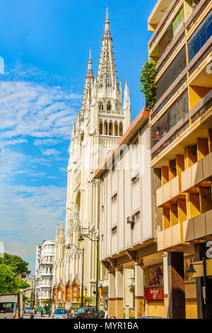 Guayaquil, Ecuador - 16 Aprile 2016: la facciata della Cattedrale metropolitana nei pressi del centro della città di Guayaquil, Ecuador in mattina presto contro un br Foto Stock