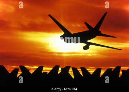 1992 Silhouette storico di volo aereo commerciale Foto Stock