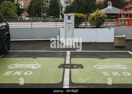 Praga, 24 Settembre 2017: un posto speciale per la ricarica dei veicoli elettrici. Un moderno ed eco-friendly modalità di trasporto che si è diffusa in Europa. Il posto di parcheggio. Foto Stock