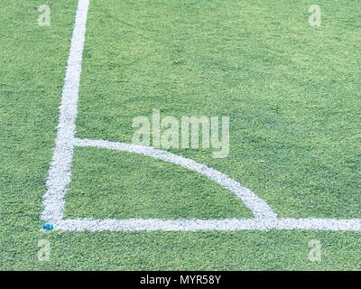 Artificiali erba verde con striscia bianca del campo di calcio. La linea bianca sul prato verde di un campo di gioco. Fake erba utilizzato sui campi sportivi per il calcio baseb Foto Stock