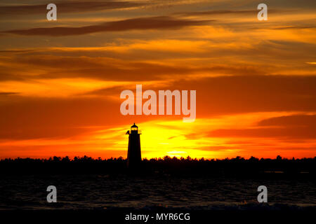 Est Manistique frangionde faro tramonto, Lakeview Park, Manistique, Michigan Foto Stock